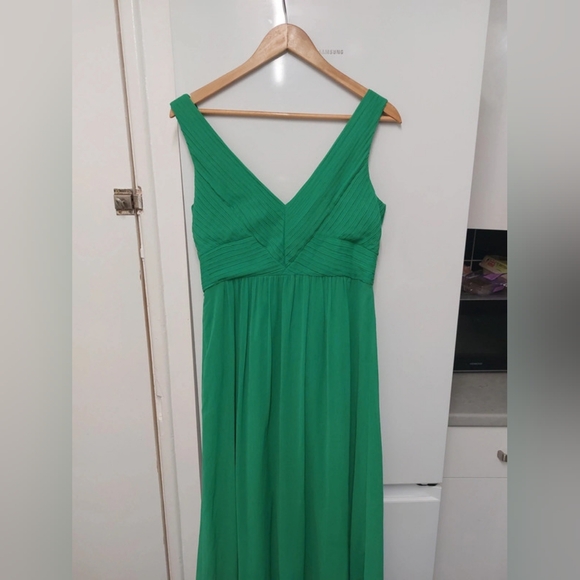 Elegant Green Sleeveless Dress - Picture 5 of 8
